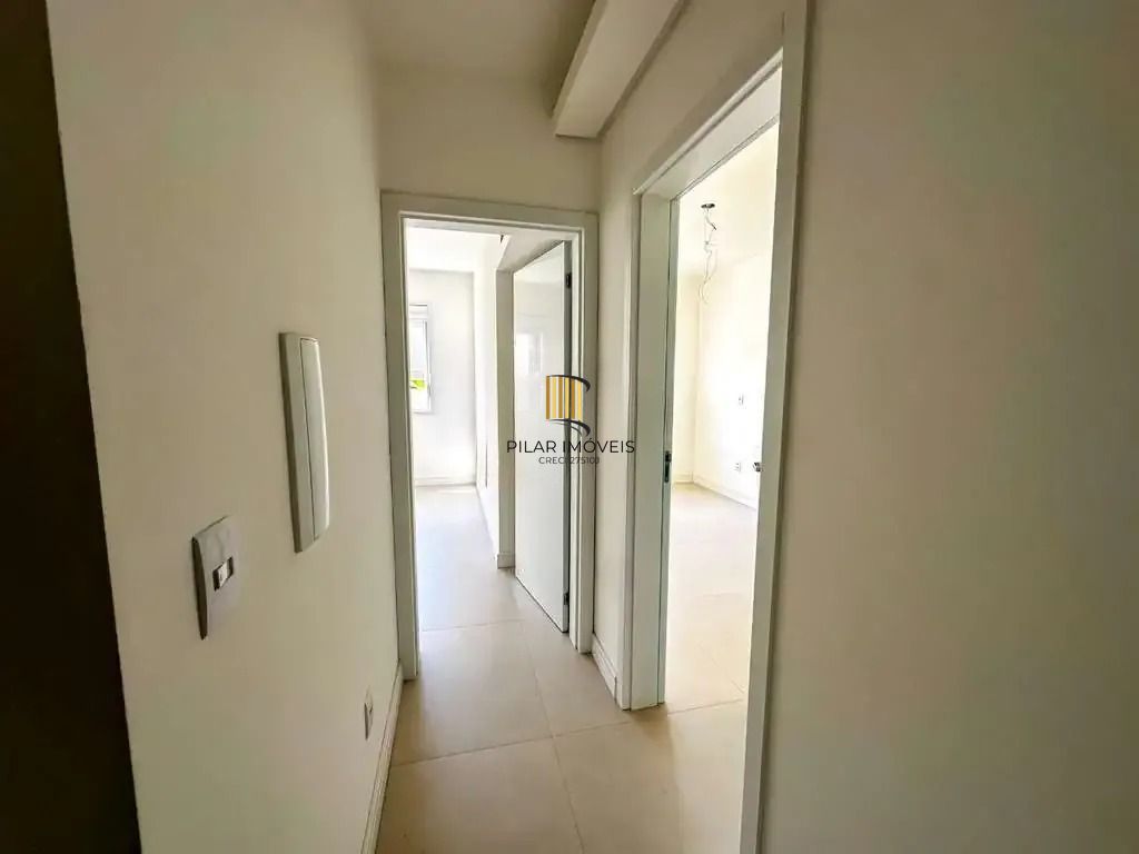 Casa com 3 dormitórios, suíte, churrasqueira, lareira e 2 vagas de garagem.