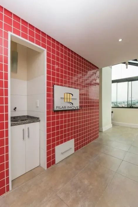 Cobertura com 3 dormitórios, suíte e 2 vagas.