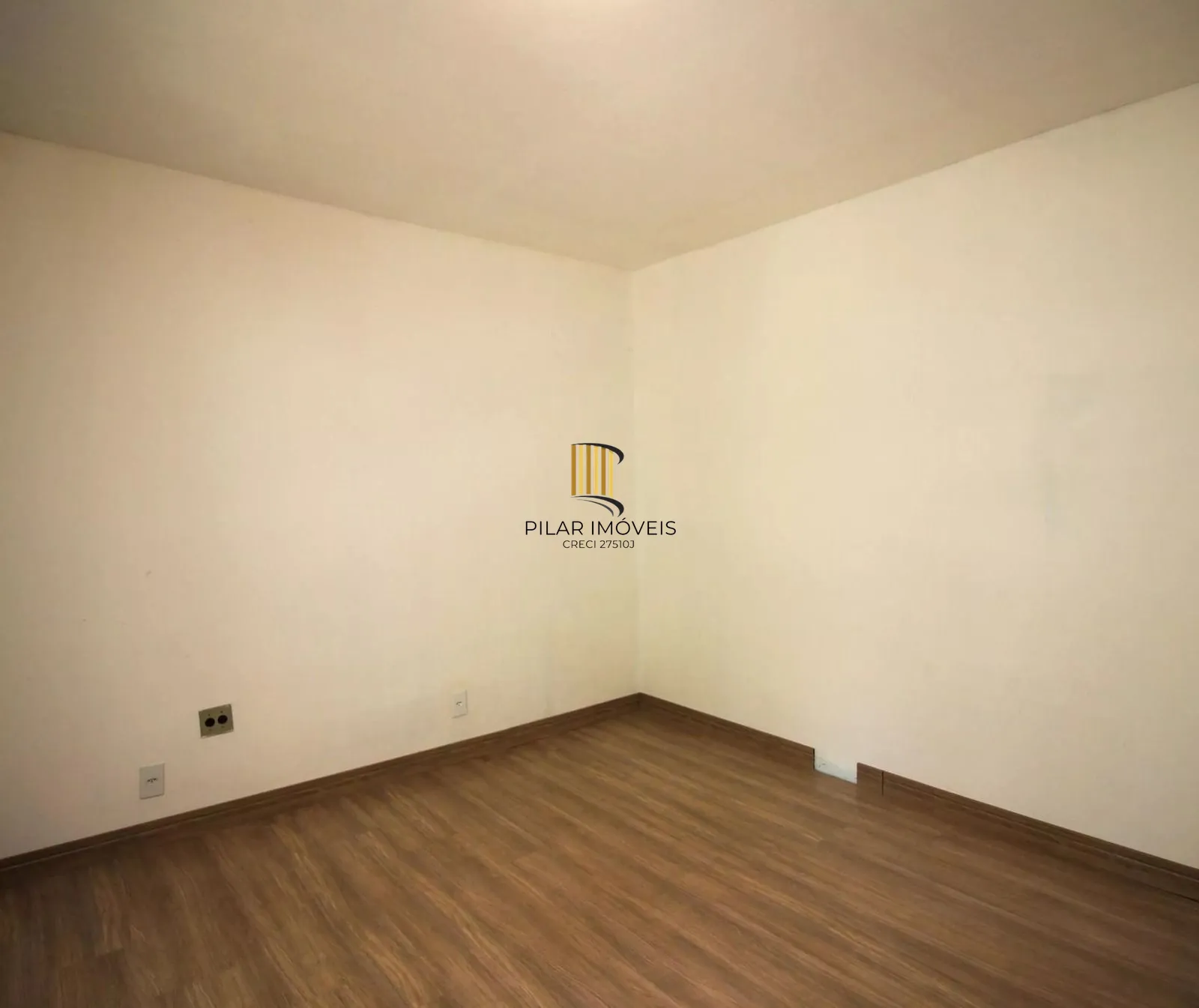 Apartamento com 2 dormitórios, banheiro auxiliar e 2 vagas cobertas.