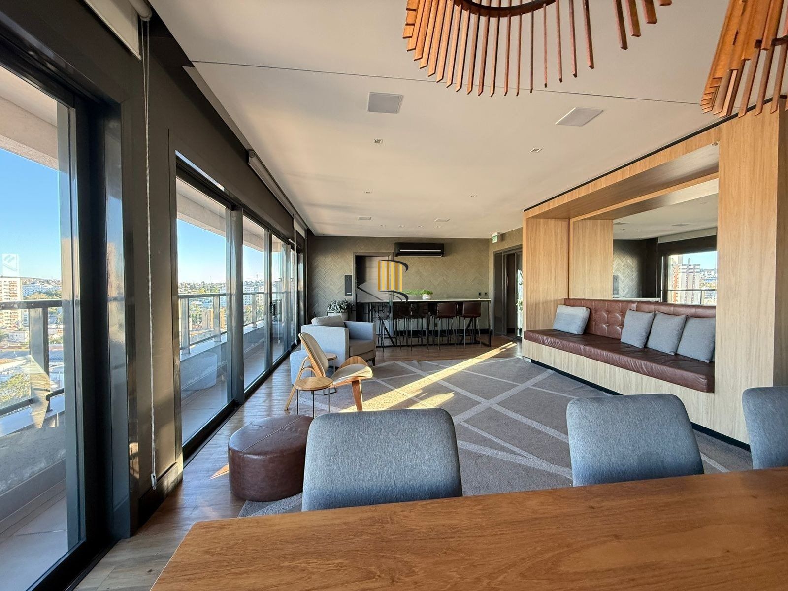 Apartamento com 2 dormitórios, suíte e churrasqueira.