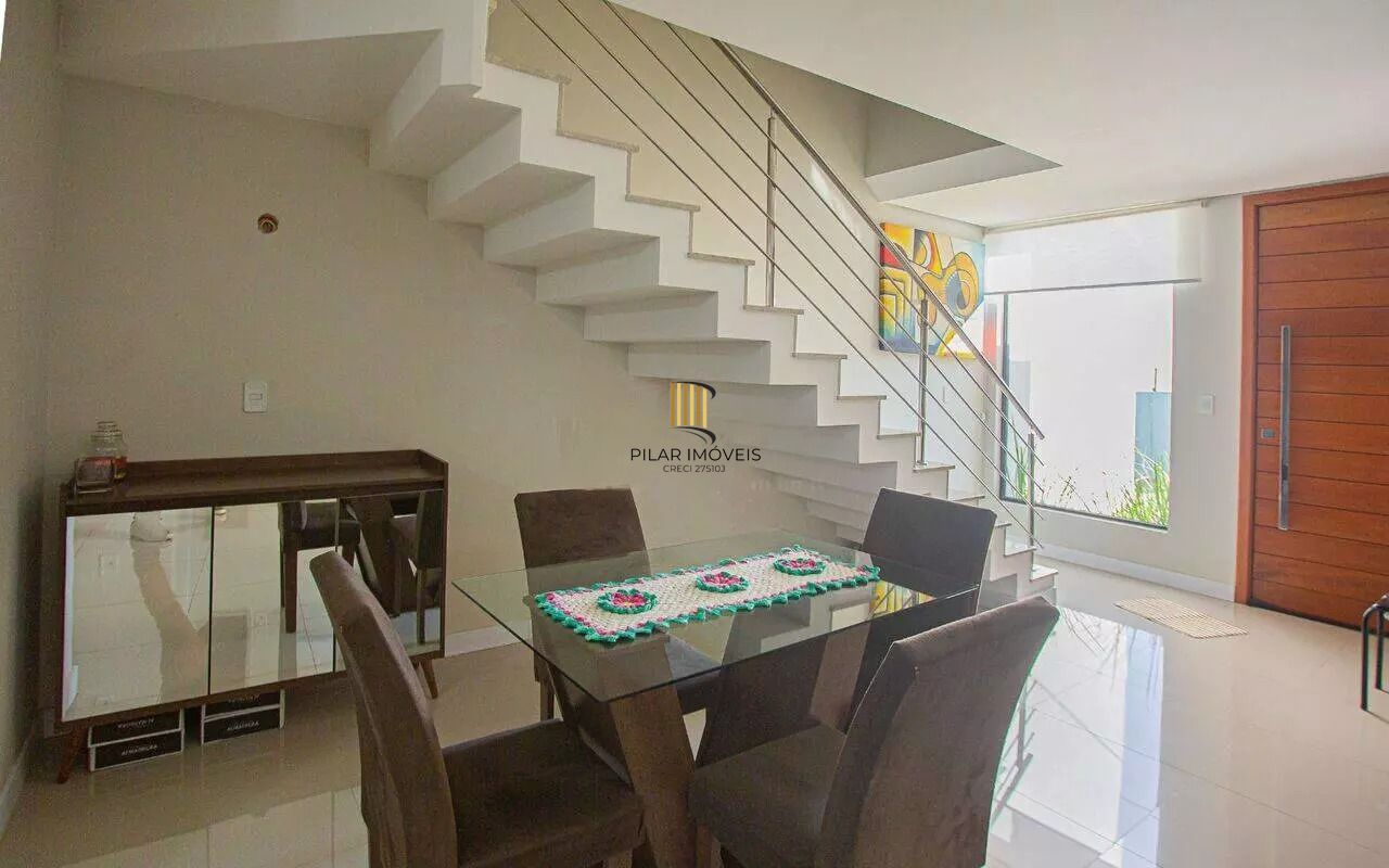 Casa em condomínio com 3 dormitórios, suíte e 2 vagas.