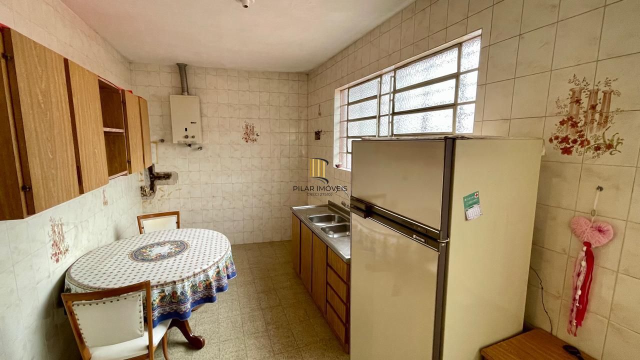 Casa com living integrado, churrasqueira e amplo terreno