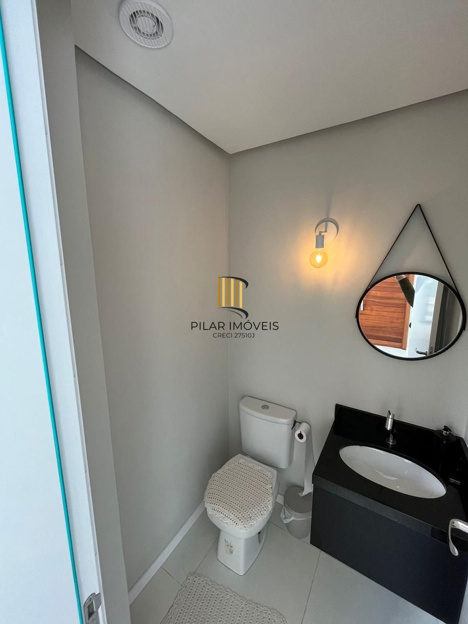 Casa em condomínio com 3 dormitórios, suíte e 2 vagas.