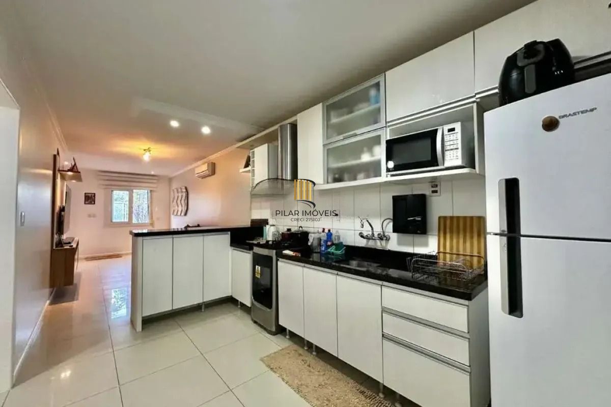 Casa em condomínio com 2 dormitórios, suíte e 2 vagas