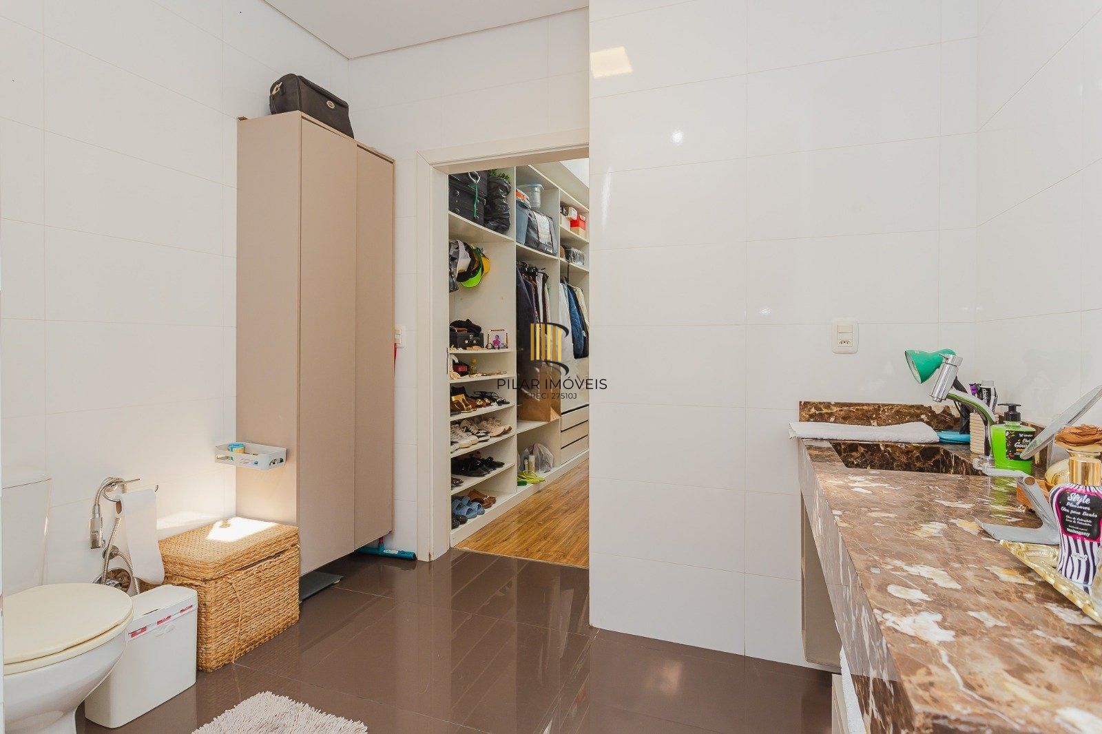 Casa de alto padrão com elevador e piscina acessível em condomínio no Passo das Pedras