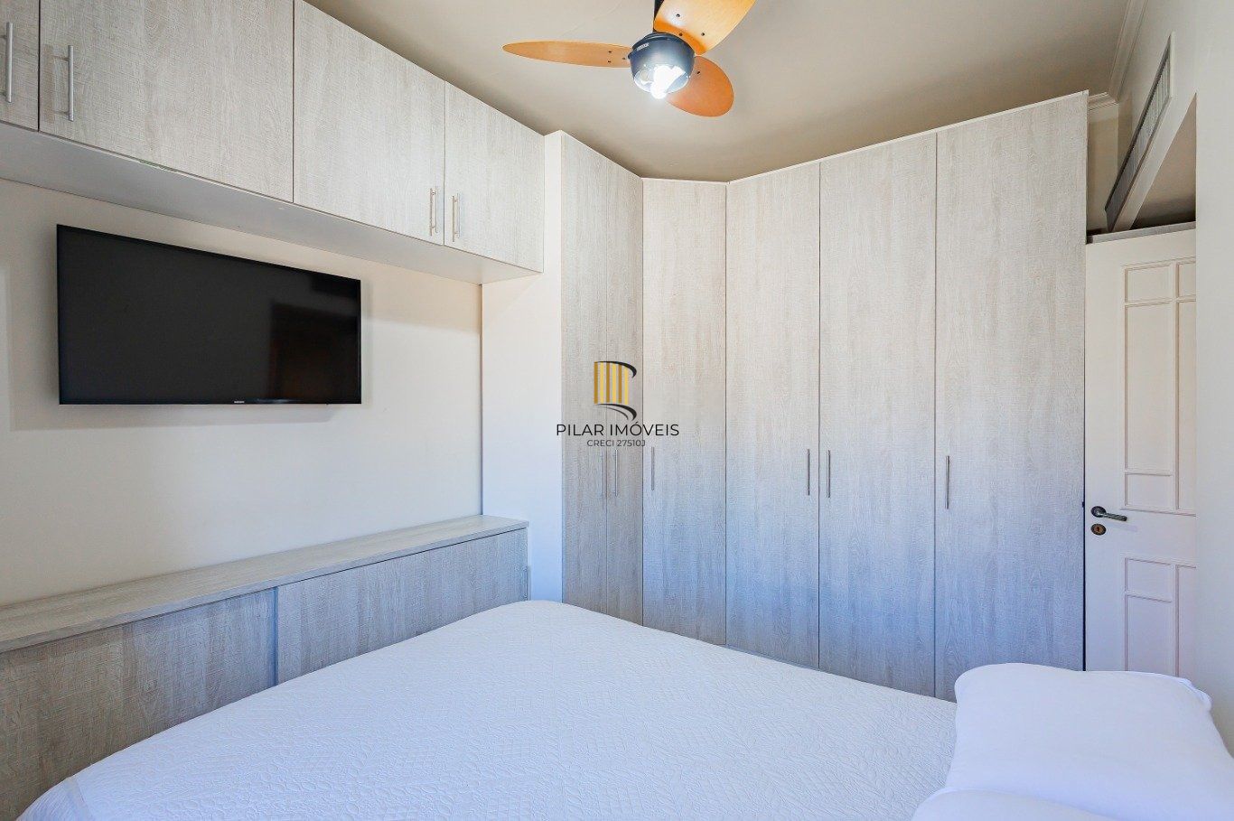 Amplo apartamento semimobiliado com lareira e 2 vagas