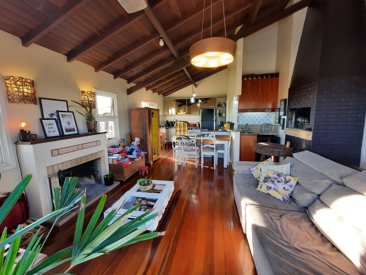 Cobertura com 3 dormitórios, suíte, piscina e churrasqueira.