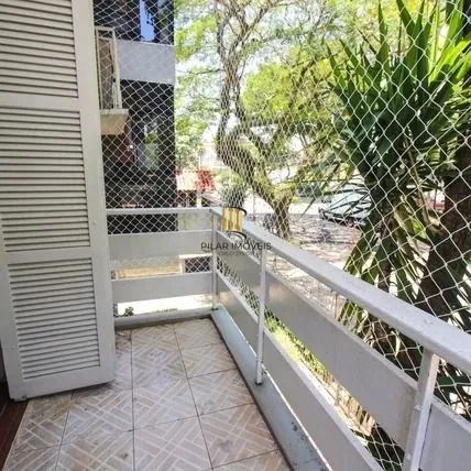 Apartamento com 2 dormitórios, banheiro auxiliar e 2 vagas cobertas.