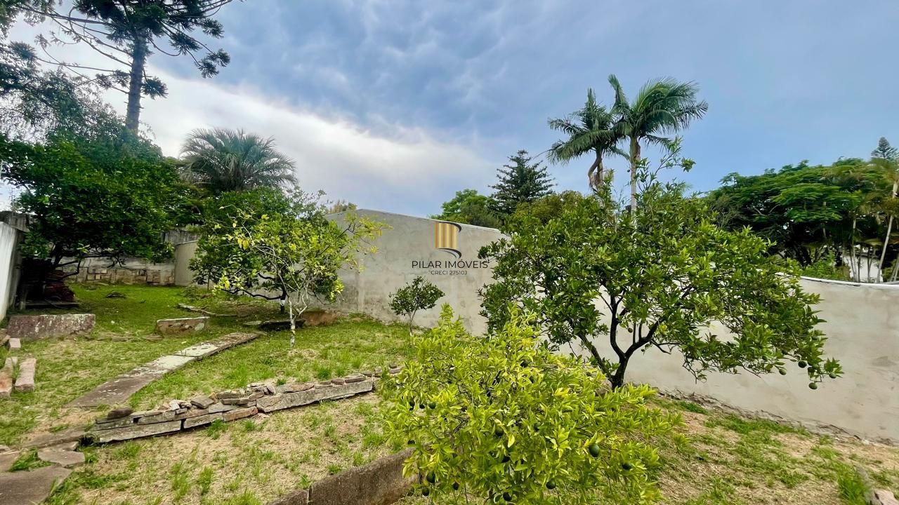 Casa com living integrado, churrasqueira e amplo terreno