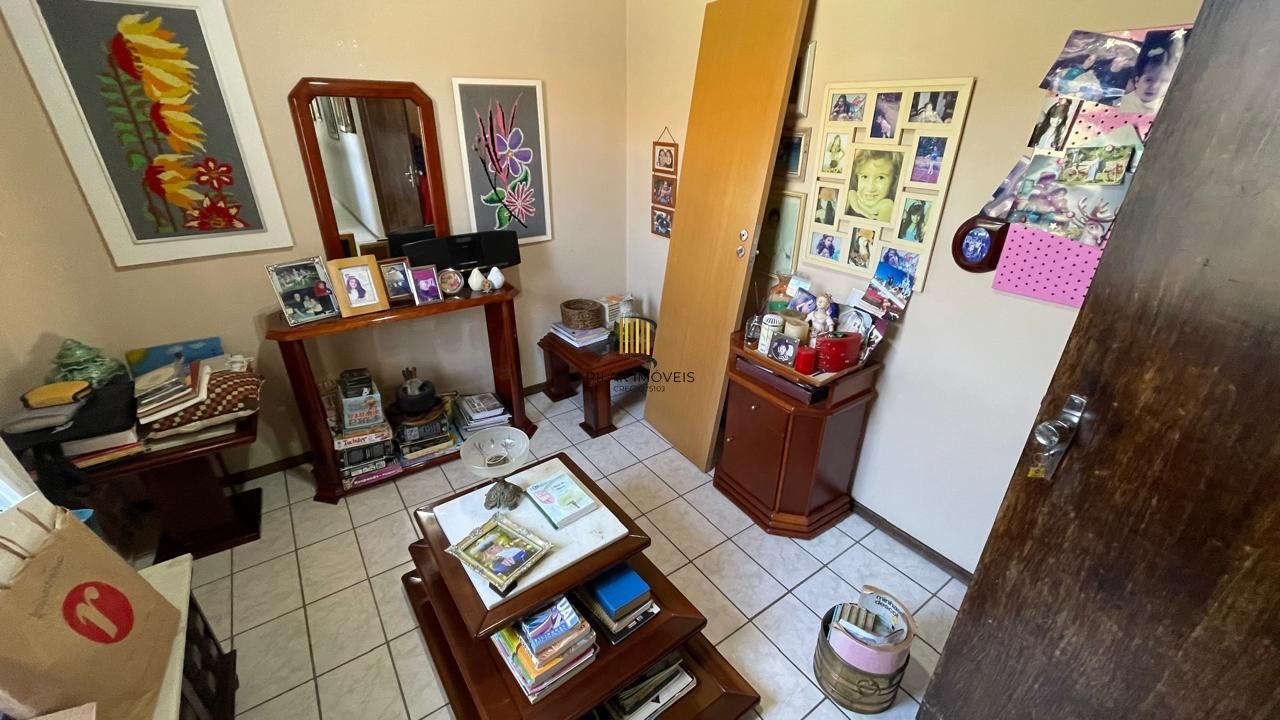 Casa com pátio com 3 dormitórios, 2 banheiros e 4 vagas.