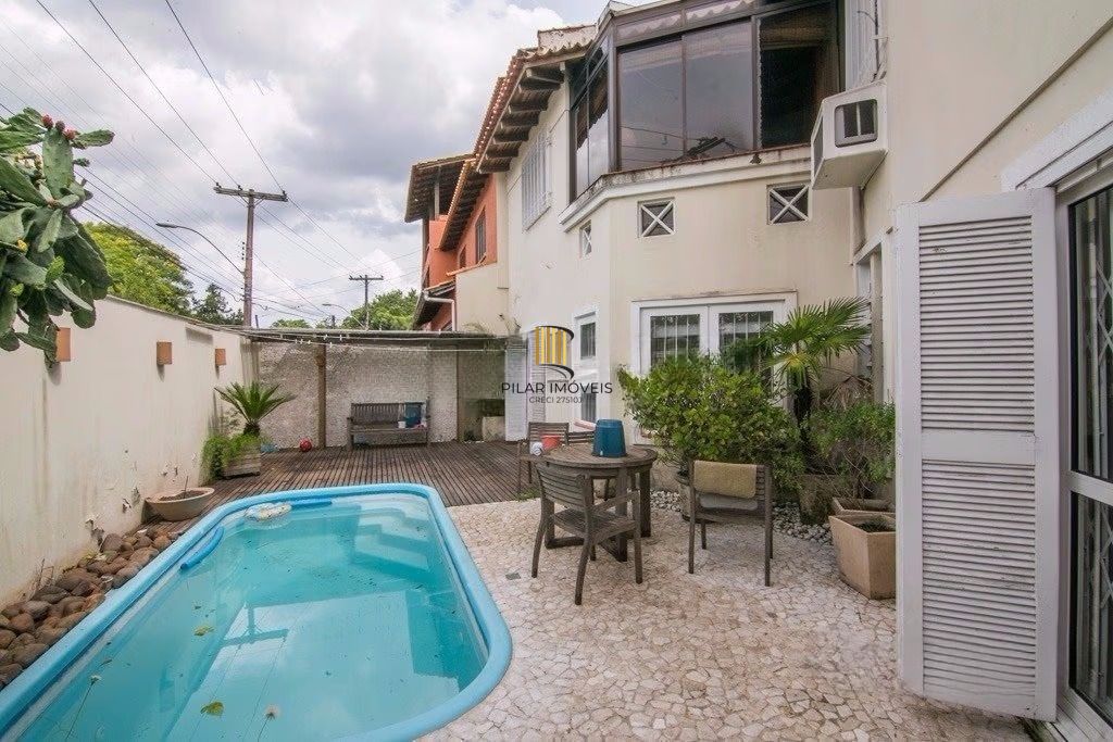 Casa de esquina com 6 dormitórios, 430m², piscina, 4 vagas
