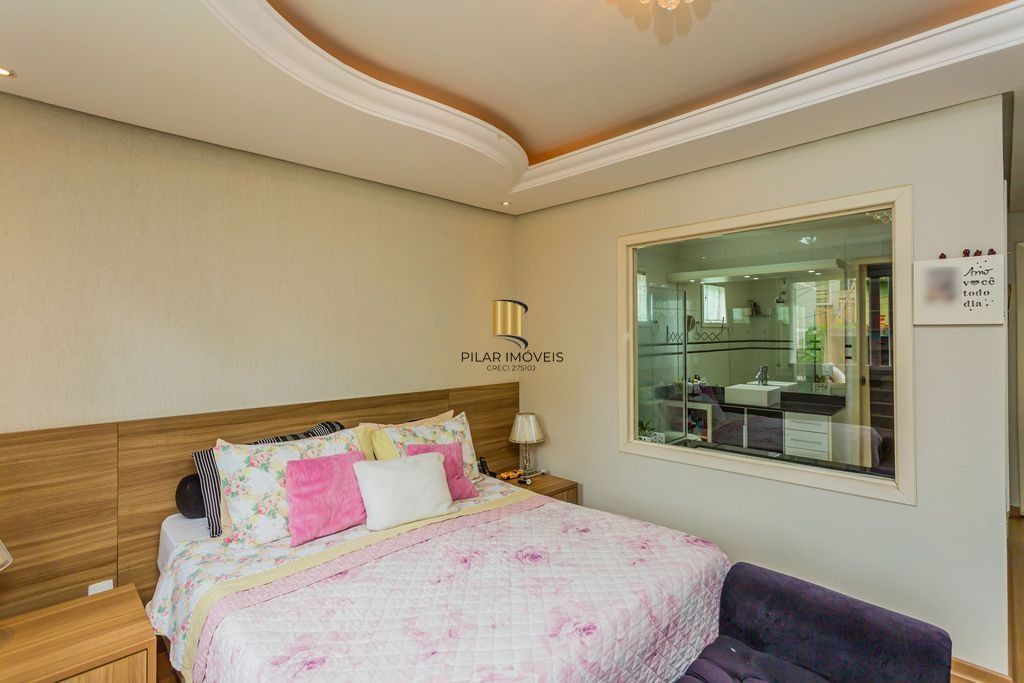 Casa em Condomínio com 3 dormitórios, suíte e 2 vagas cobertas.