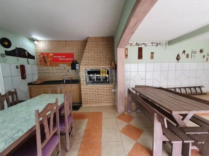 Sobrado com 3 suítes, pátio com piscina e salão de festas