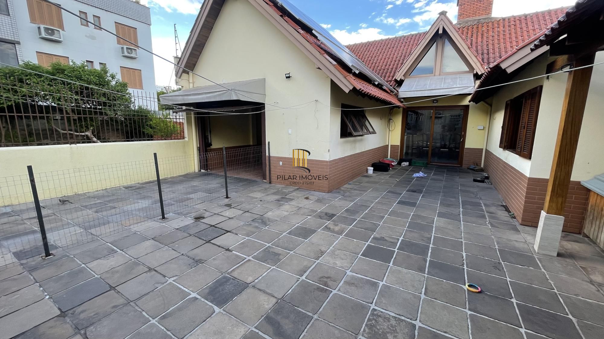 Casa térrea com 2 suítes com amplo pátio,