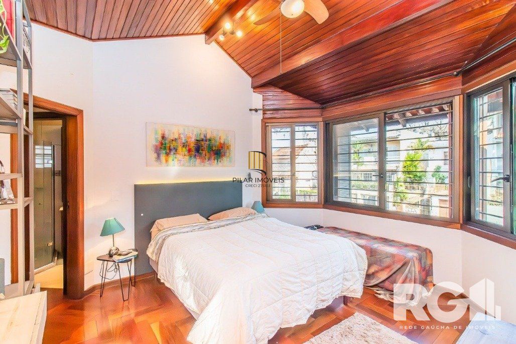 Casa espaçosa com 3 dormitórios, pátio com piscina e 4 vagas