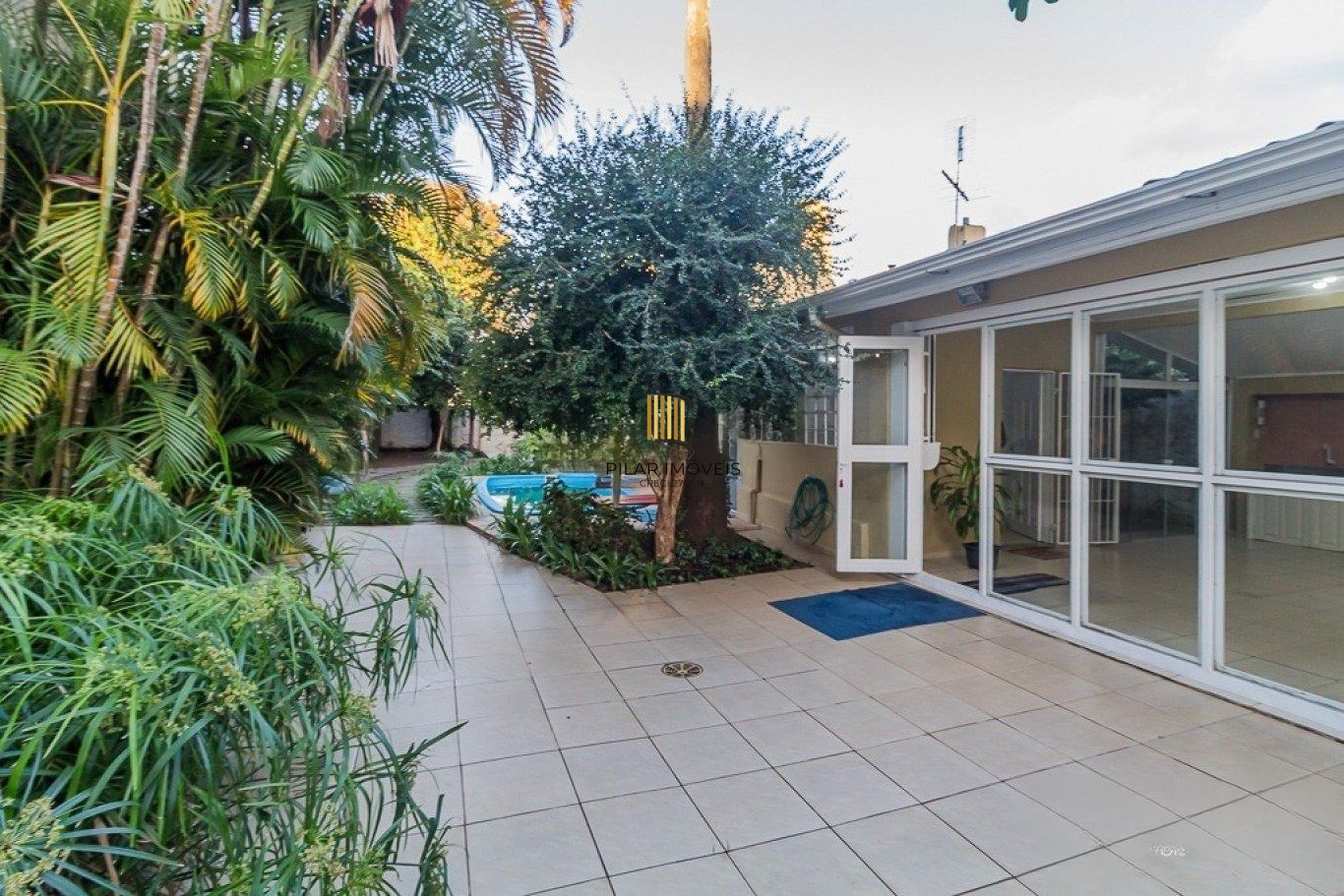 Casa térrea com 3 dormitórios, suíte e 2 vagas,