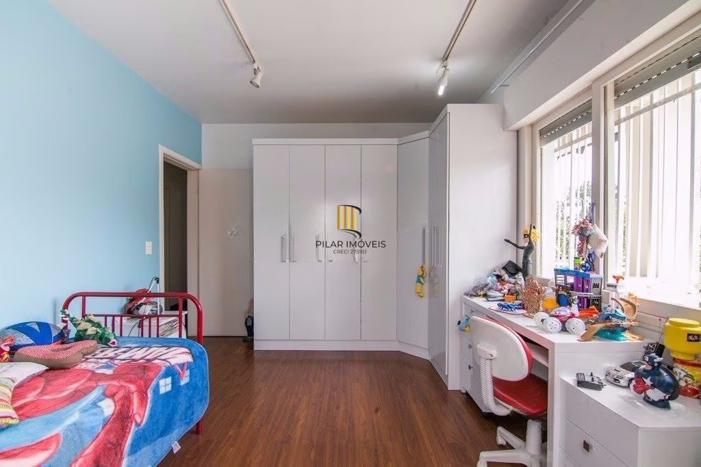 Casa de esquina com 6 dormitórios, 430m², piscina, 4 vagas