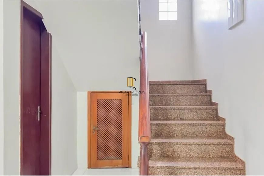 Casa térrea com 4 dormitórios, suíte e 2 vagas.