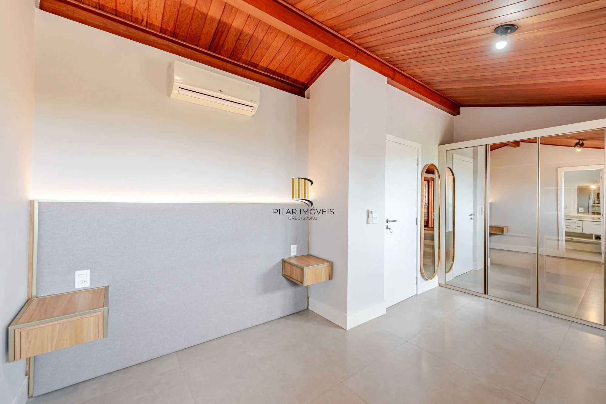 Casa em condomínio com 3 dormitórios, suíte e 3 vagas.