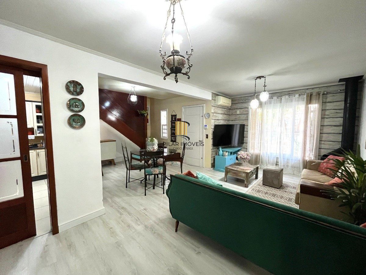 Casa com 3 dormitórios, suíte, 3 vagas de garagem.