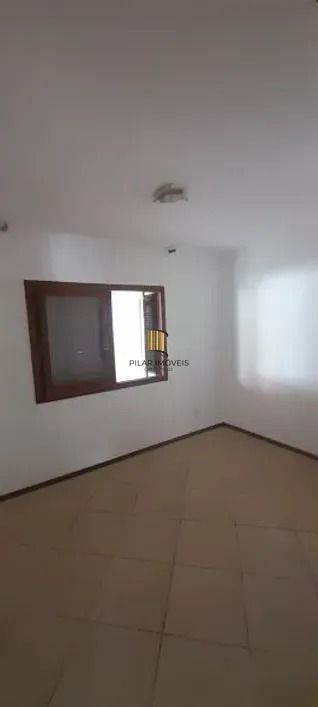 Casa térrea com 2 dormitórios, amplo pátio e 3 vagas.
