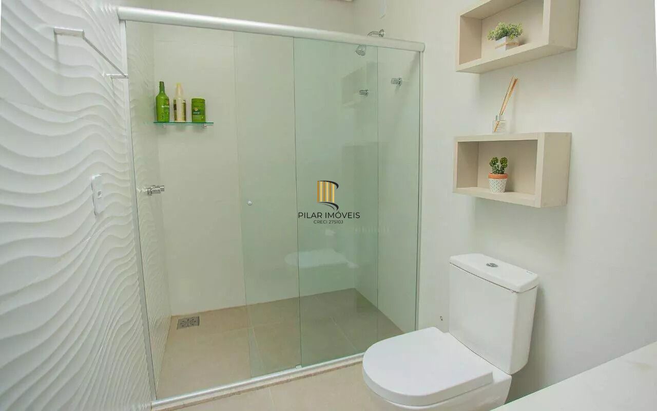 Casa em condomínio com 3 dormitórios, suíte e 2 vagas.