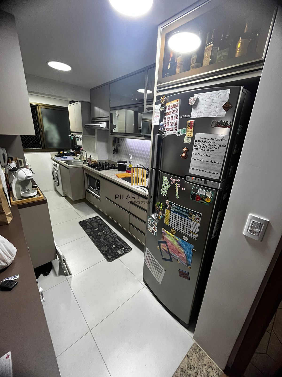 Apartamento mobiliado 2 dormitórios com suíte e 2 vagas em Petrópolis Poa
