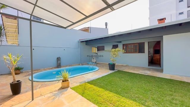 Casa térrea com 3 dormitórios, piscina, espaço gourmet com churrasqueira.
