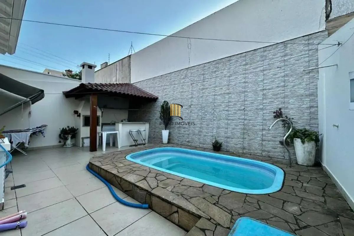 Casa em condomínio com 2 dormitórios, suíte e 2 vagas