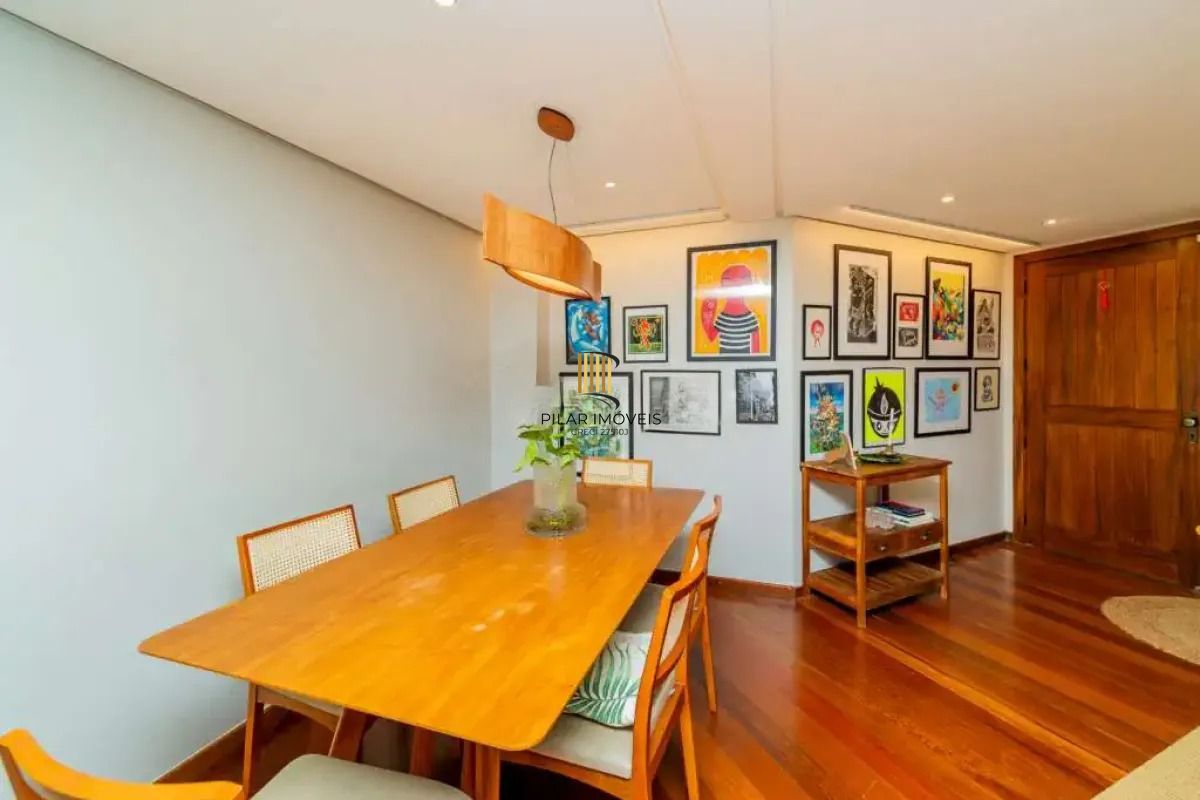 Casa em condomínio com 3 dormitórios, revertido em 2, suíte e 2 vagas.