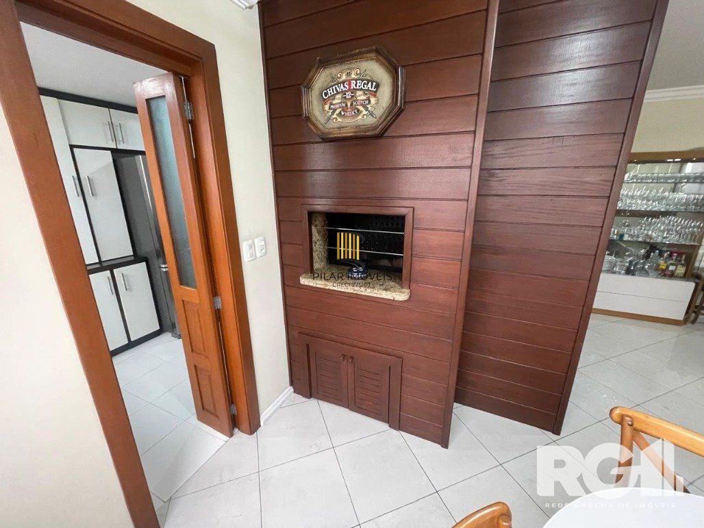 Apartamento com 3 dormitórios, 1 suíte, lavabo, 2 vagas cobertas, semimobiliado, churrasqueira e lareira.
