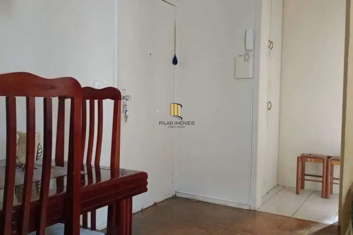 Apartamento com 2 dormitórios semimobiliado.