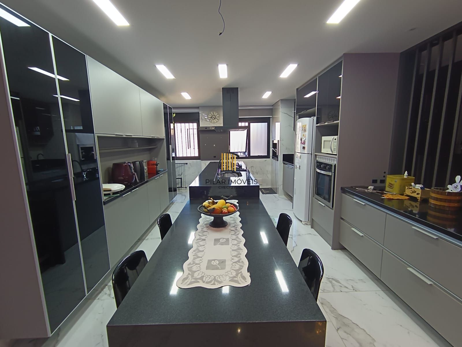 Apartamento espaçoso com 3 suítes e 4 vagas no Jardim Lindóia