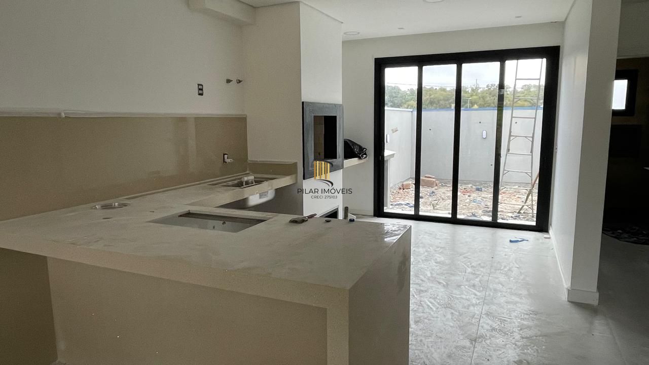 Casa em condomínio com 3 dormitórios, 2 suítes, churrasqueira, lareira e 2 vagas.
