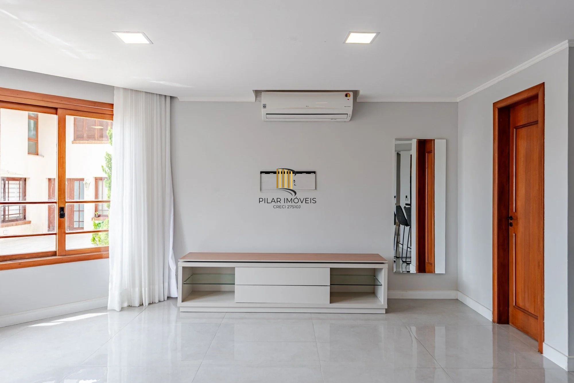 Casa em condomínio com 3 dormitórios, suíte e 3 vagas.