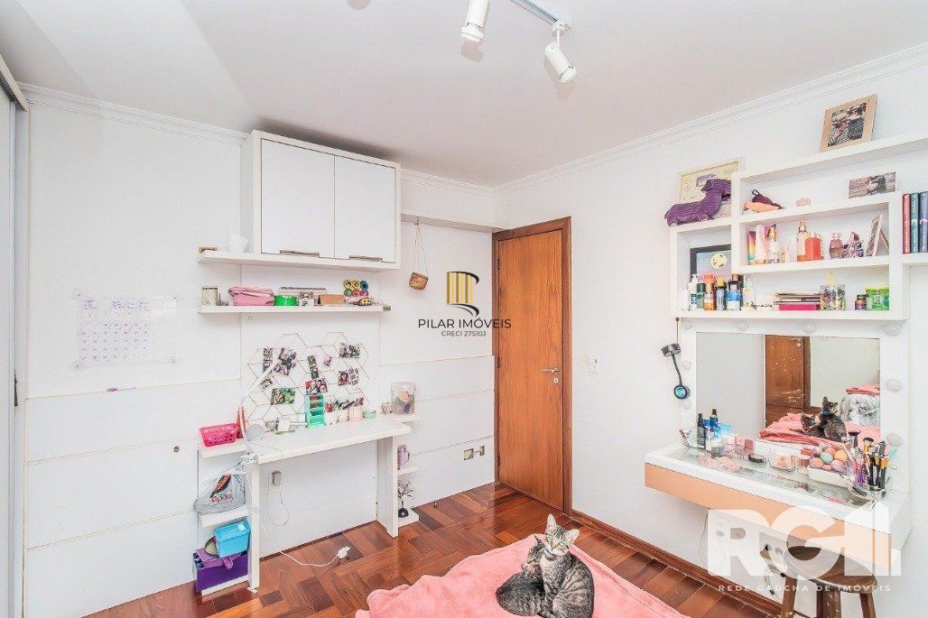 Casa espaçosa com 3 dormitórios, pátio com piscina e 4 vagas