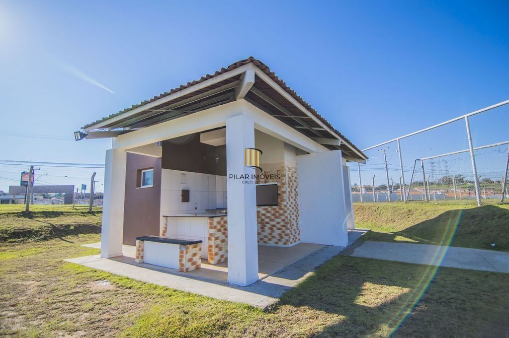 Casa em Condomínio com 2 dormitórios, suíte e 2 vagas, infraestrutura completa.