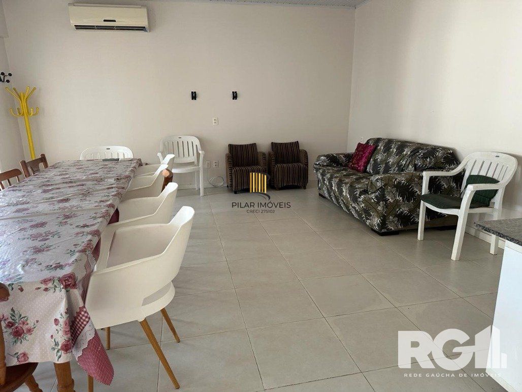 Casa reformada com pátio e espaço gourmet em frente à praça