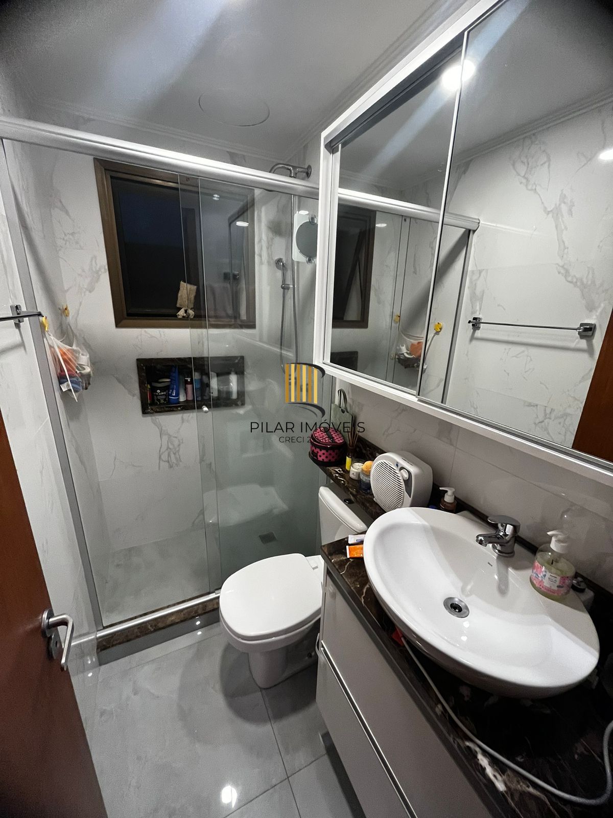 Apartamento mobiliado 2 dormitórios com suíte e 2 vagas em Petrópolis Poa