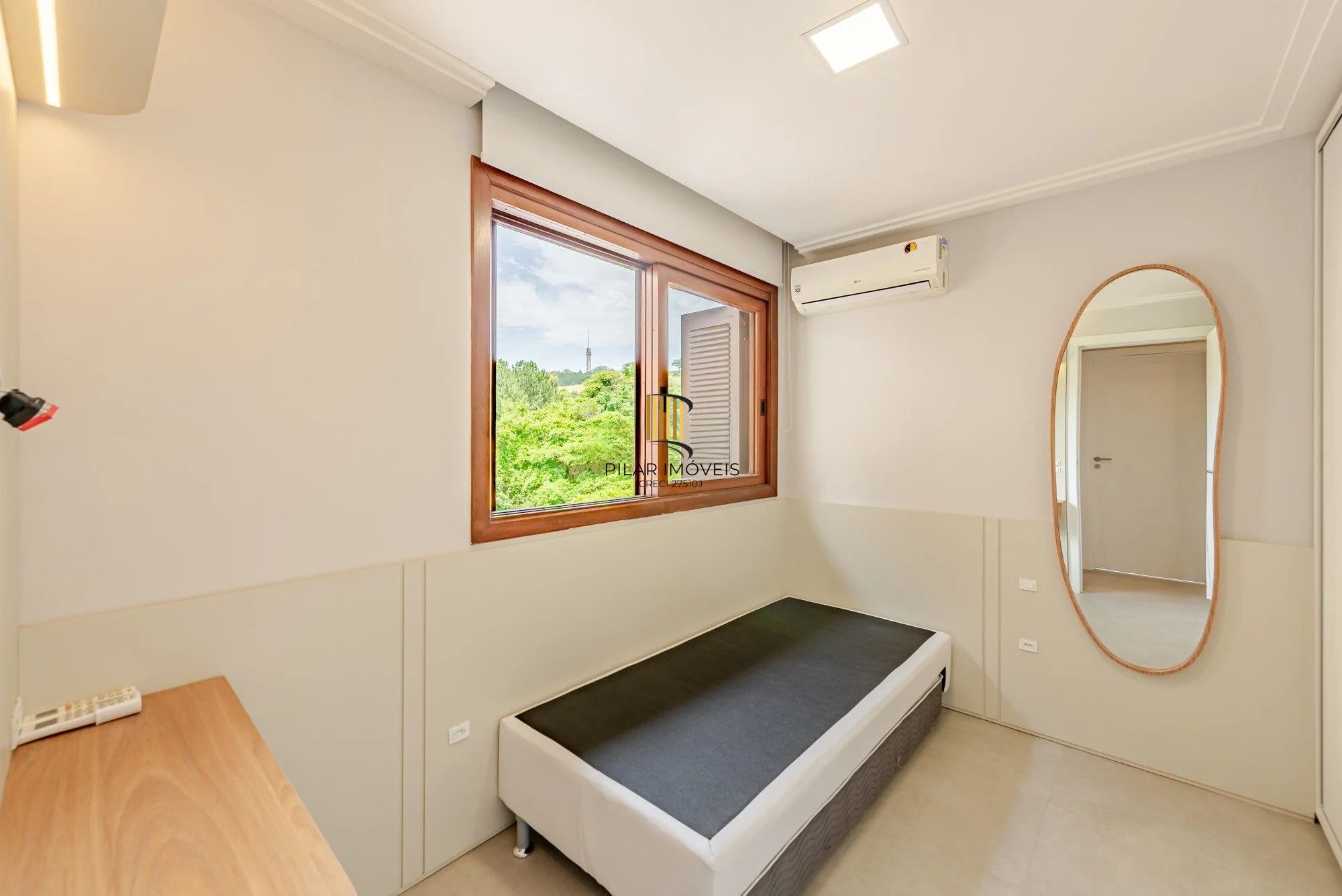 Casa em condomínio com 3 dormitórios, suíte e 3 vagas.