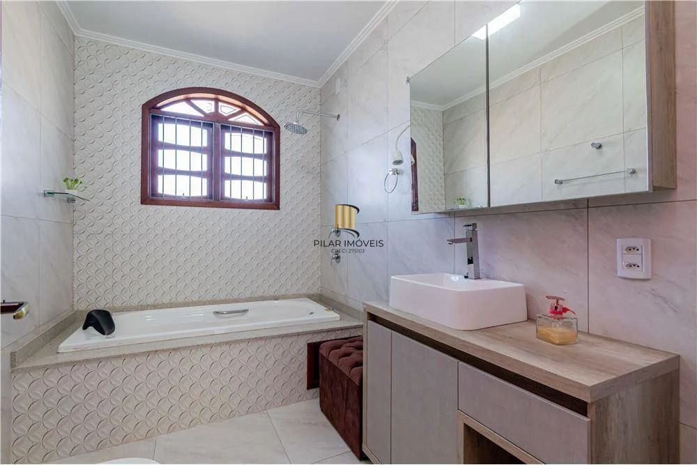 Ampla casa com 4 Dormitórios e Pátio na Zona Norte