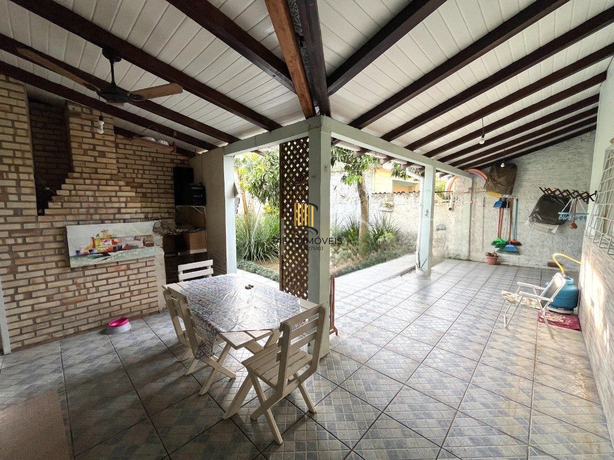 Casa com 3 dormitórios, suíte, 3 vagas de garagem.