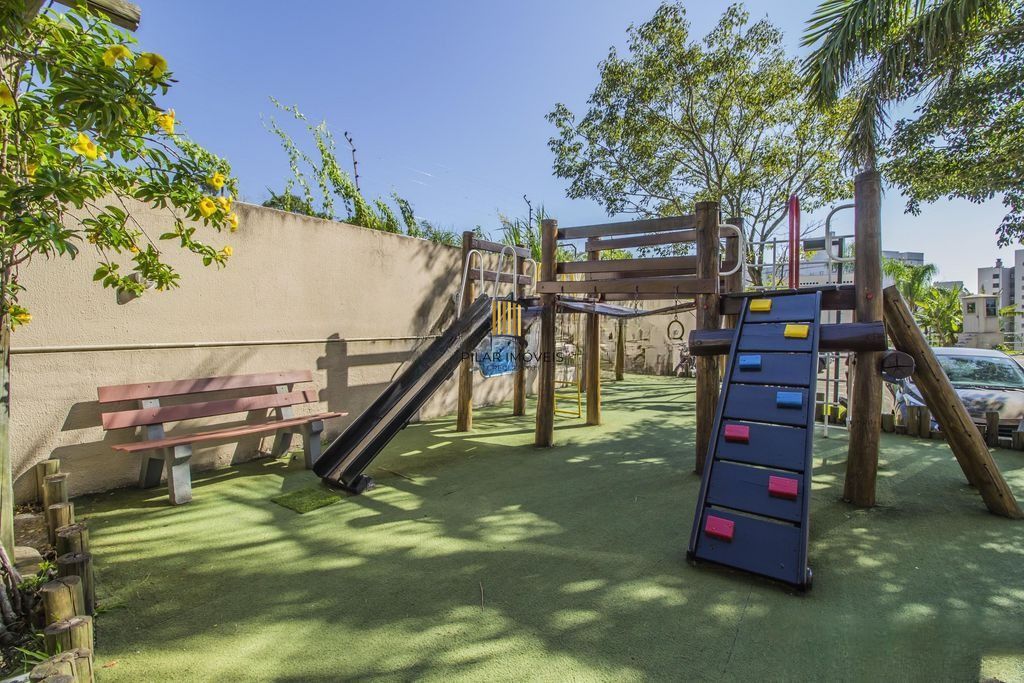 Apartamento com sacada e churrasqueira com 2 quartos e 52m²  privativos no Bairro Sarandi, Porto Alegre.