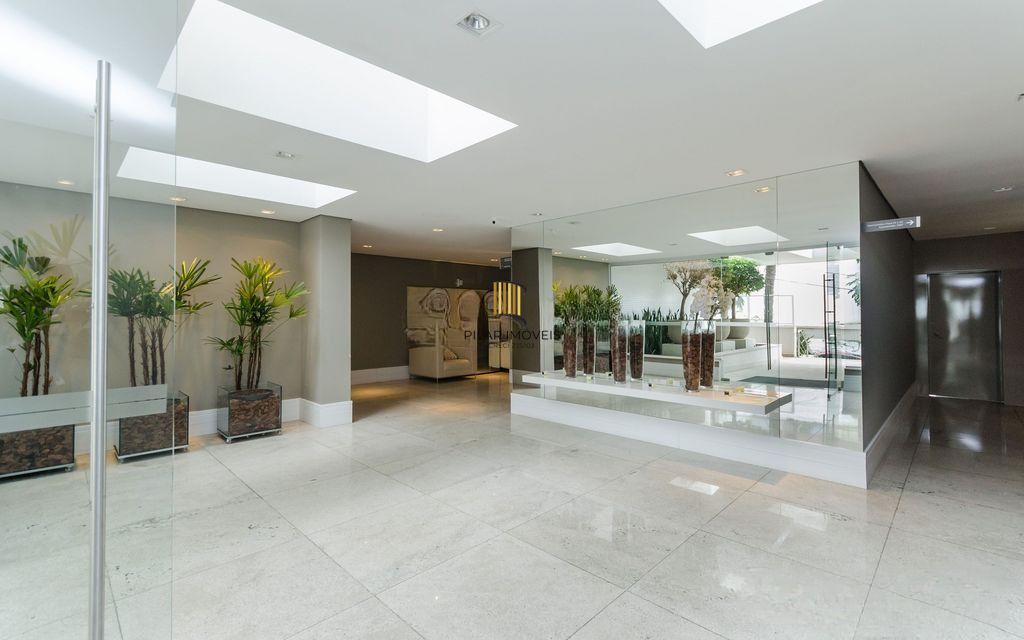 Amplo apartamento com 3 suítes, lavabo, lareira e 2 vagas individuais.