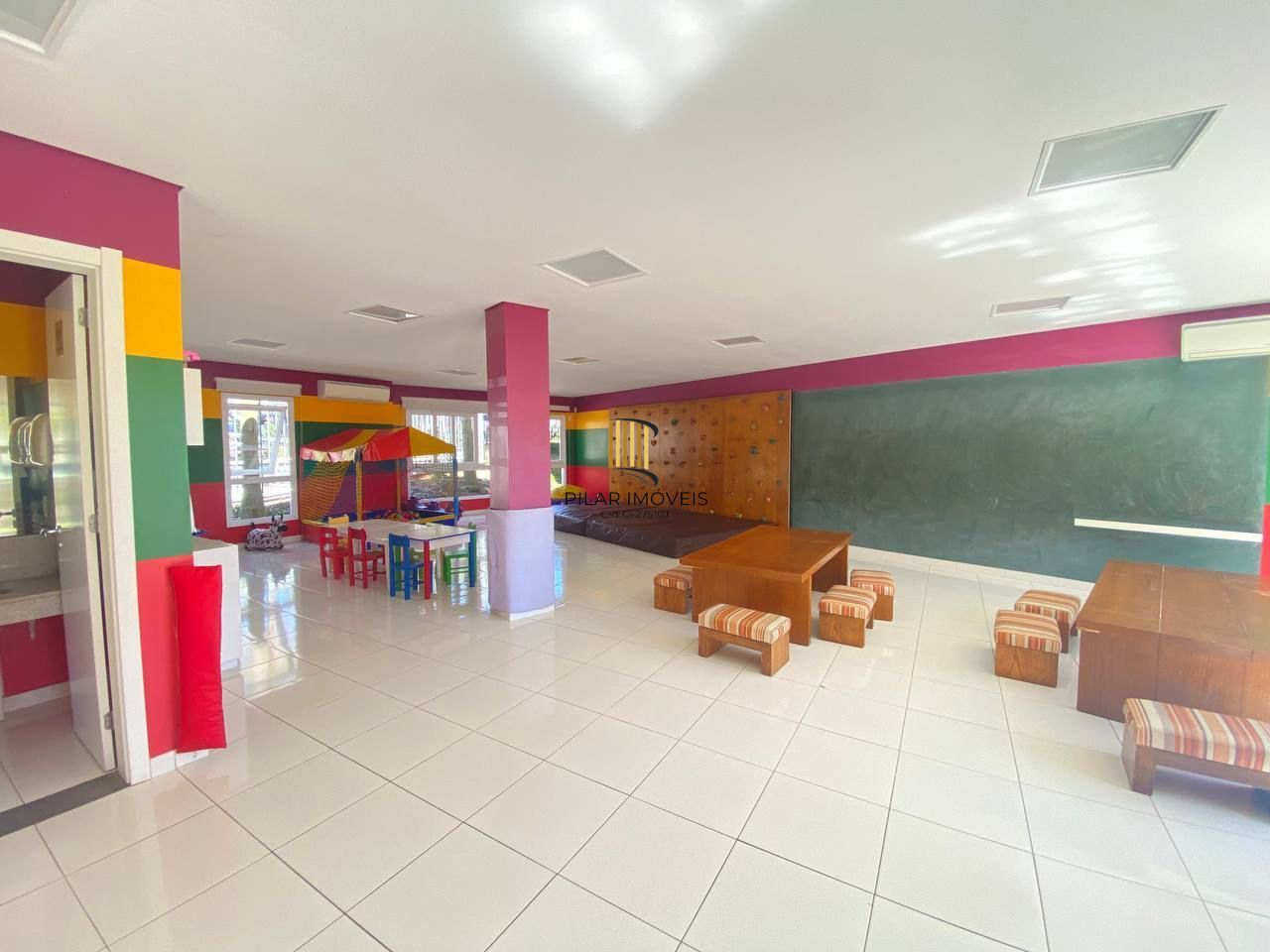 Apartamento mobiliado com sacada e churrasqueira