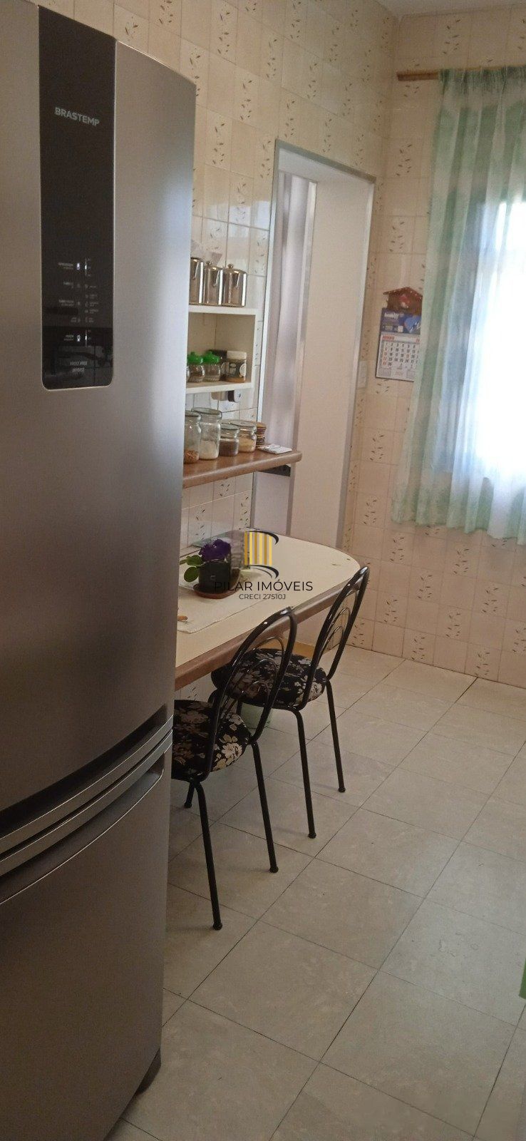 Apartamento com 3 dormitórios, living 2 ambientes, banheiro social, total de 109,57m² privativos, cozinha e área de serviço separadas.