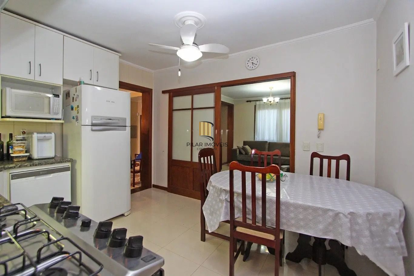 Ampla casa com 5 dormitórios e terraço no Passo da Areia
