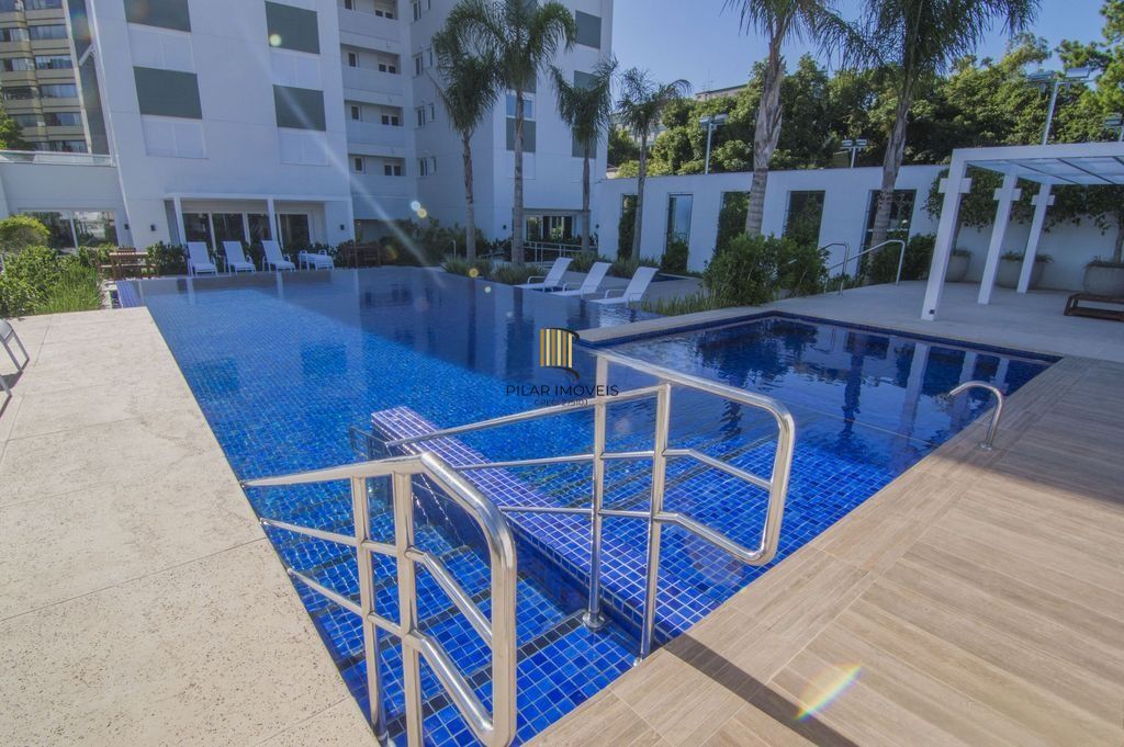Amplo apartamento com 3 suítes, lavabo, lareira e 2 vagas individuais.