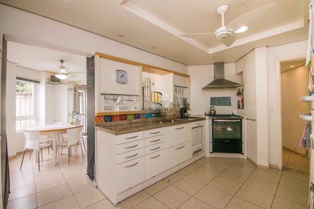 Casa de esquina com 6 dormitórios, 430m², piscina, 4 vagas