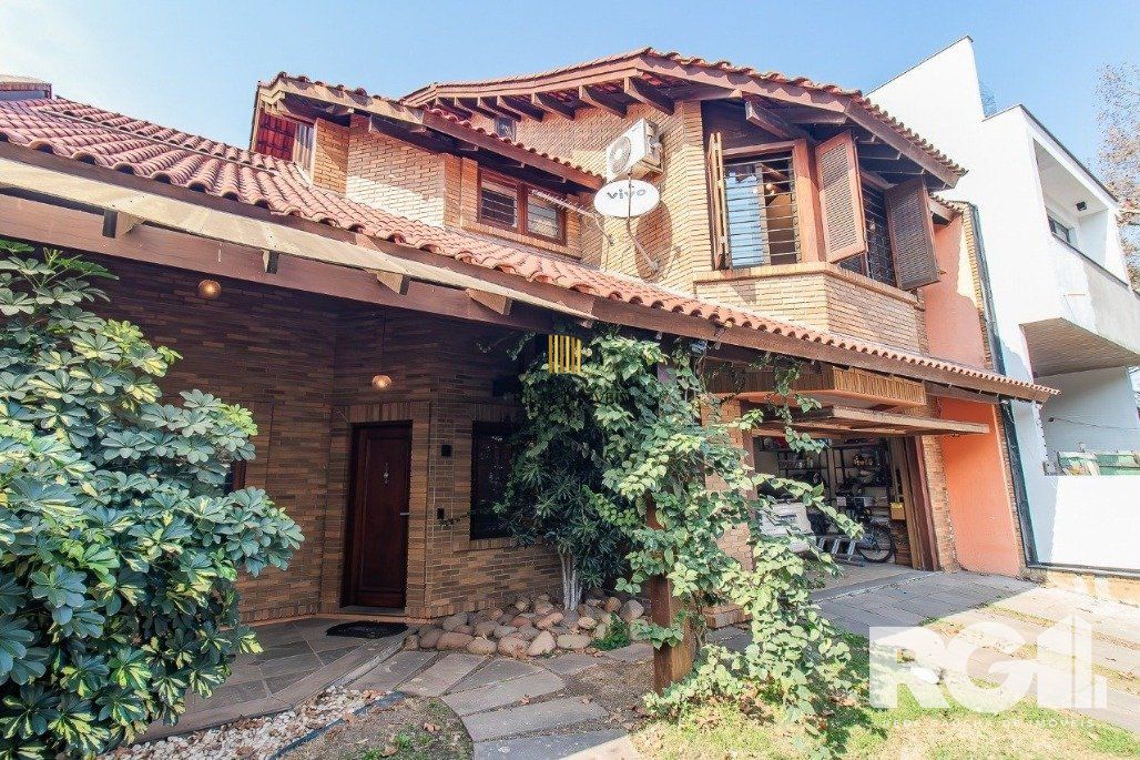 Casa espaçosa com 3 dormitórios, pátio com piscina e 4 vagas